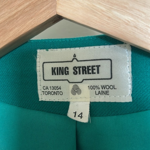 Stunning Tailor Made Lightweight Suit - Picture 7 of 8